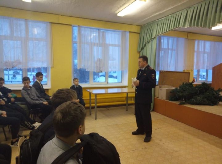 Пестречинскую первую школу посетил сотрудник полиции 