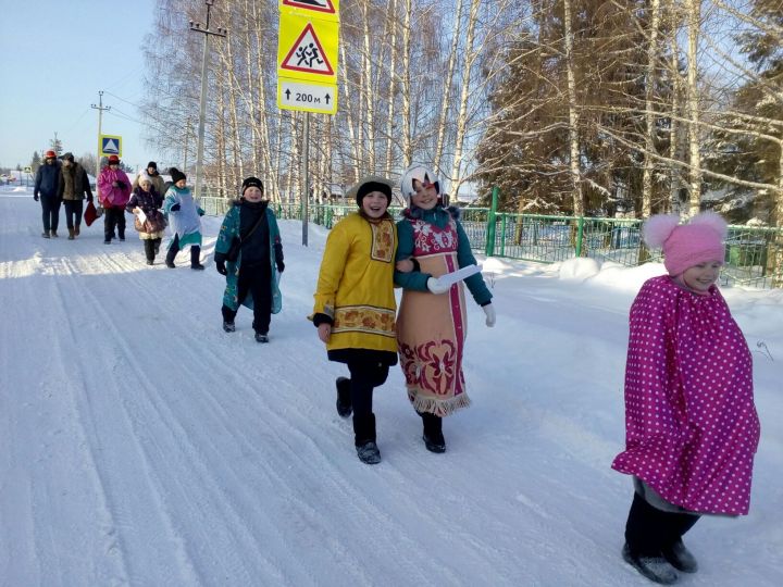 Наколядовали много сладостей  и даже денежек      