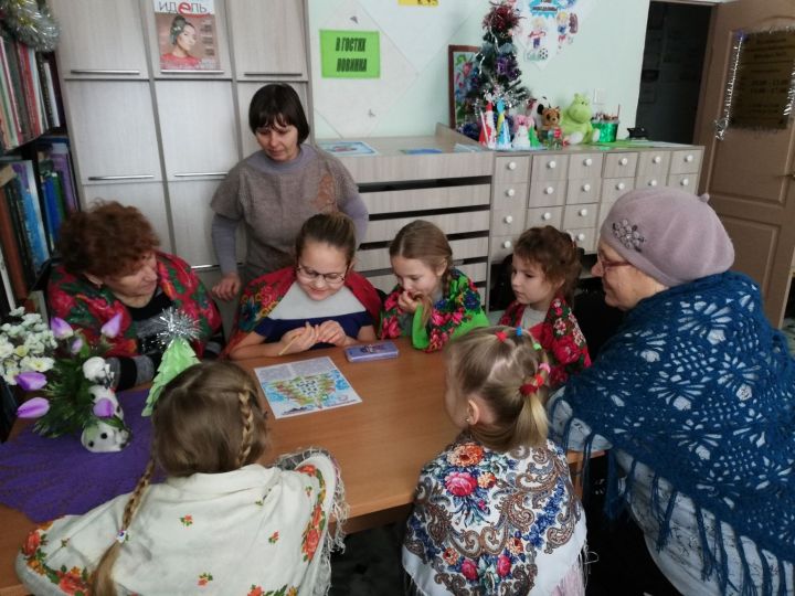 Работники культуры села Кулаево познакомили детей с историей праздника Рождества и народными традициями, обычаями