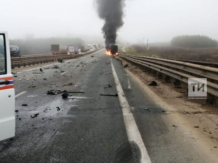 Из-за аварии с горящей фурой на М7 в Татарстане перекрыто движение по двум полосам
