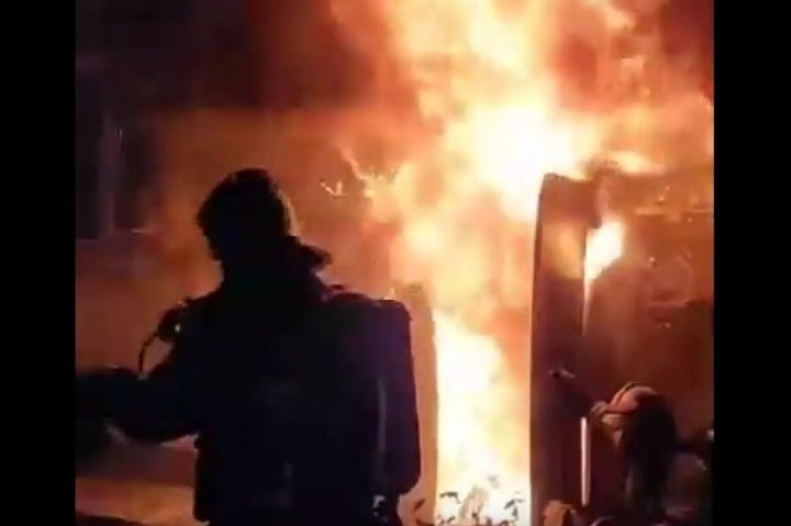На видео сняли горящие детские коляски в подъезде пятиэтажки в Казани