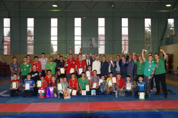 В спортзале КСШ прошел шестнадцатый открытый турнир по борьбе «Корэш» на призы ООО «Ак барс Пестрецы» среди юношей и мужчин