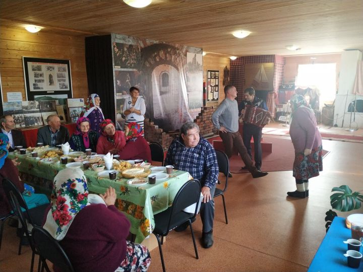 Для пожилых людей села Альвидино сотрудники музея провели праздничное мероприятие
