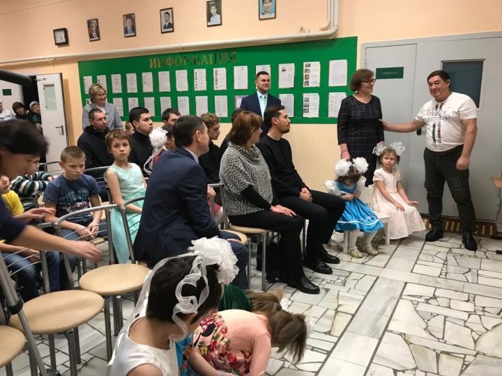Салават Фатхутдинов перед концертом в Пестрецах порадовал детей приюта «Шатлык» подарками