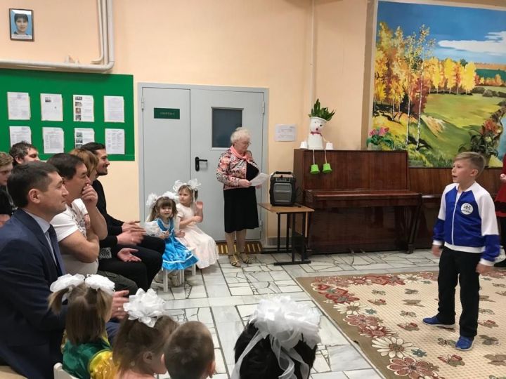 Салават Фатхутдинов перед концертом в Пестрецах порадовал детей приюта «Шатлык» подарками