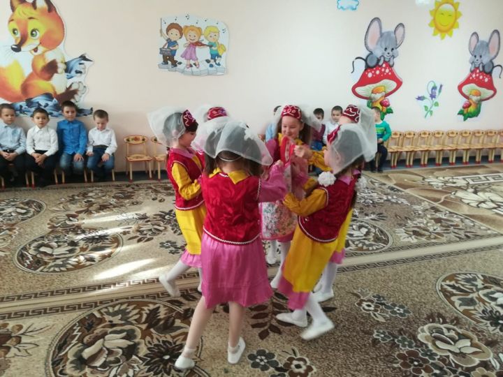 Воспитанники детского сада "Тургай" села Шали поздравили своих мам с праздником