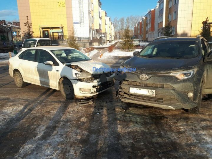 В ЖК «Царево» две машины «не поделили» дорогу 
