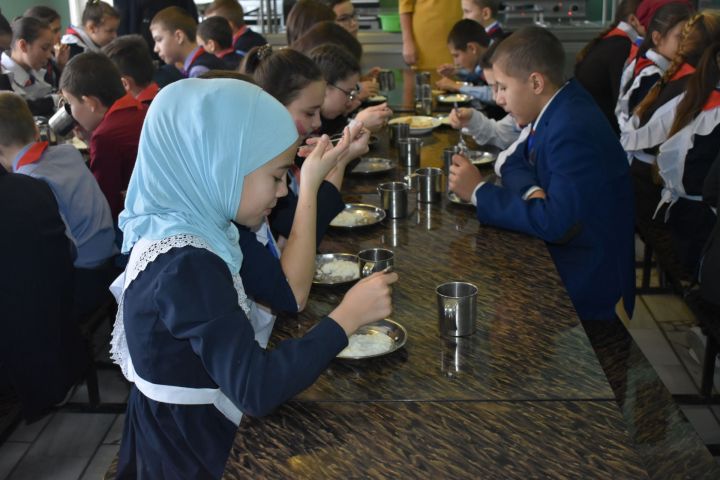 Учеников кормят по канонам шариата