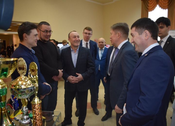 Рөстәм Нигъмәтуллин Питрәч районында яңа амбулаторияне, терлек сую цехын бәяләде һәм җирле эшмәкәрләрне тыңлады