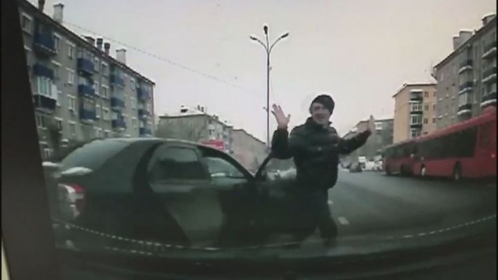 На камеру видеорегистратора попал момент наезда на инспектора ГИБДД в Казани