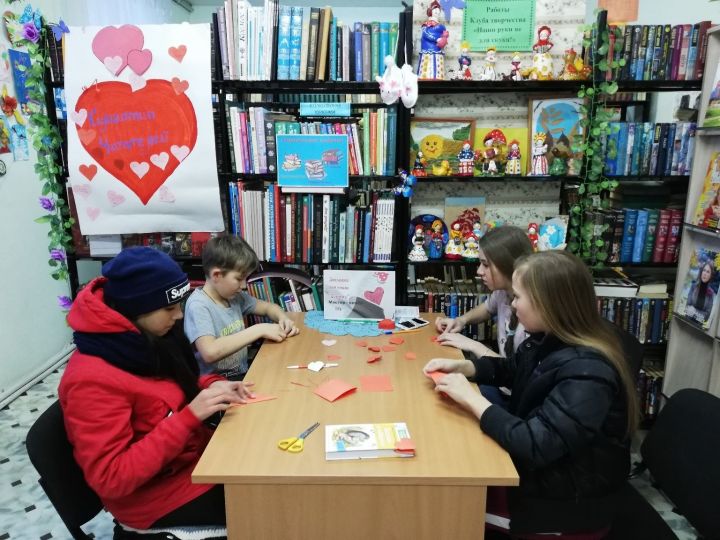 Посетители Кулаевской библиотеки писали библиовалентинки с признаниями в любви к книге