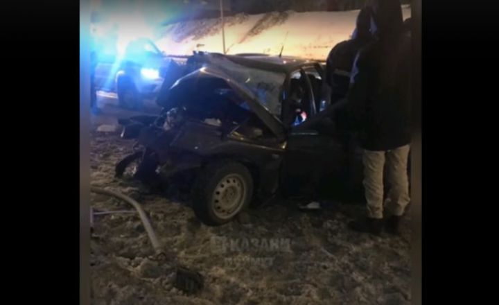 В Казани сняли на видео, как водителя вытаскивают из искореженной после аварии легковушки