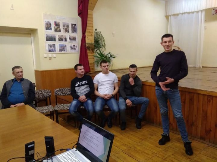 Солдаты ученикам Шалинской школы рассказали о буднях армейской жизни