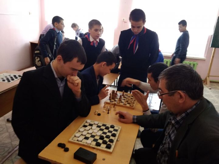 В Шалинской школе проходит турнир по шахматам и шашкам