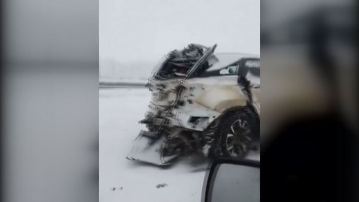 На видео попала страшная авария на трассе М7 в Татарстане с участием двух внедорожников и фуры