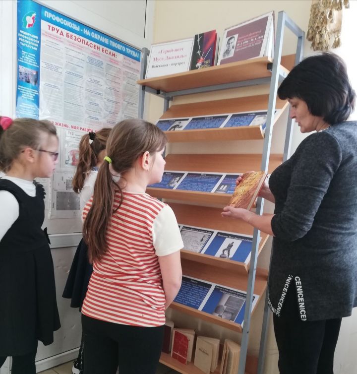 Книги, представленные на выставке Кулаевской библиотеке, помогут глубже понять творчество Мусы Джалиля и его подвиг
