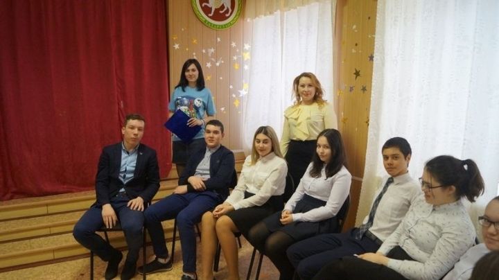 Форпостовцы и волонтеры Ленино-Кокушкинской школы угадывали мелодии песен военных лет