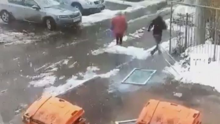 На видео попало, как мужчина едва не погиб под упавшей оконной рамой после хлопка газа в Казани