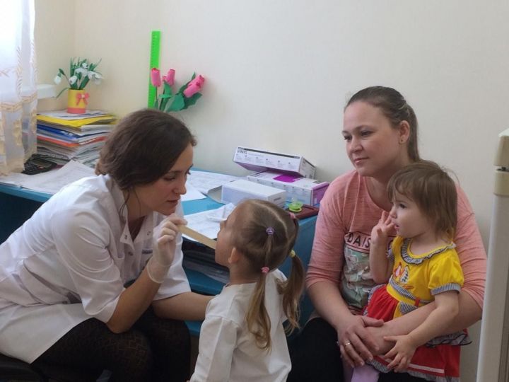 В Кулаевском детском саду "Колокольчик" сегодня детей осмотрел стоматолог