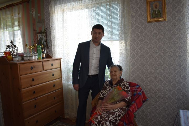 Глава Пестречинского района Ильхам Кашапов поздравил ветерана войны Нину Никифоровну Куприянову с 8 марта