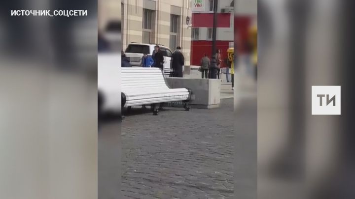 На видео попало, как по пешеходной улице в Казани ездят внедорожники