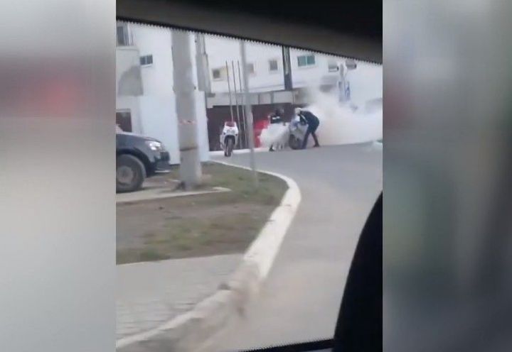 В соцсетях появилось видео, на котором мотоцикл загорелся на АЗС в Казани