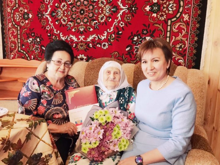90-летний юбилей отметила жительница села Шали Рауза Исмагиловна Назмиева