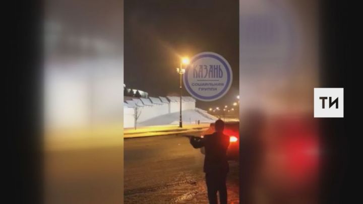 Очевидцы сняли на видео, как мужчина устроил стрельбу под стенами Казанского Кремля
