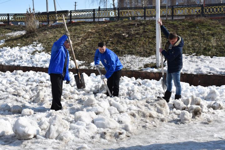 Первый субботник весны в пестречинском Детском городке прошёл под флагами «Единой России»