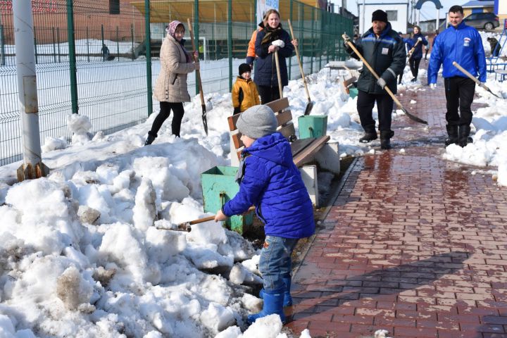 Первый субботник весны в пестречинском Детском городке прошёл под флагами «Единой России»