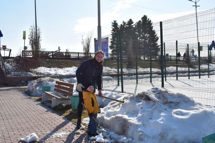 Первый субботник весны в пестречинском Детском городке прошёл под флагами «Единой России»