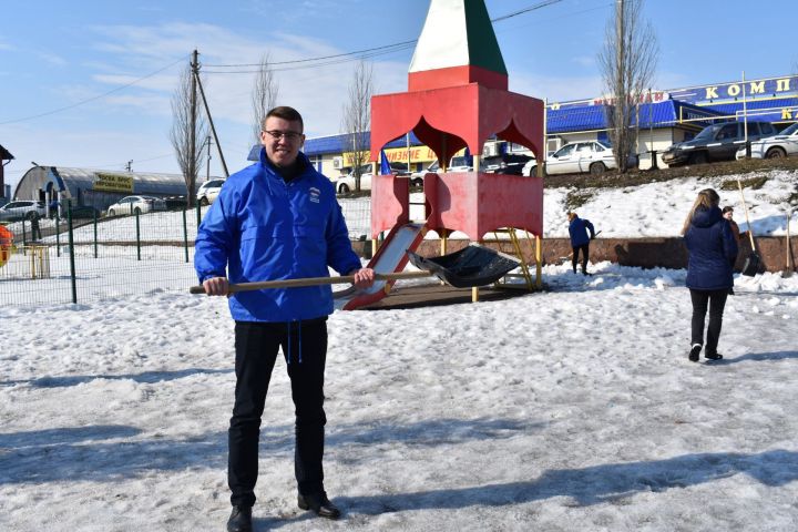 Первый субботник весны в пестречинском Детском городке прошёл под флагами «Единой России»