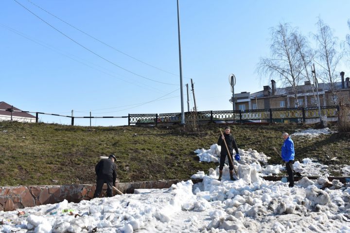 Первый субботник весны в пестречинском Детском городке прошёл под флагами «Единой России»