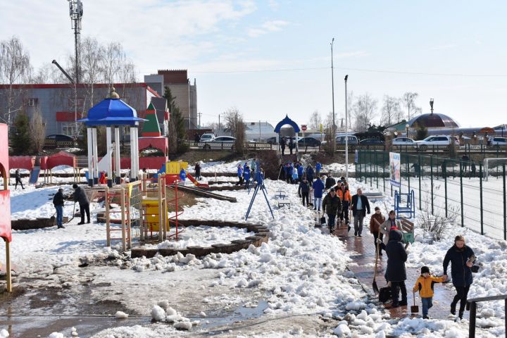 Первый субботник весны в пестречинском Детском городке прошёл под флагами «Единой России»