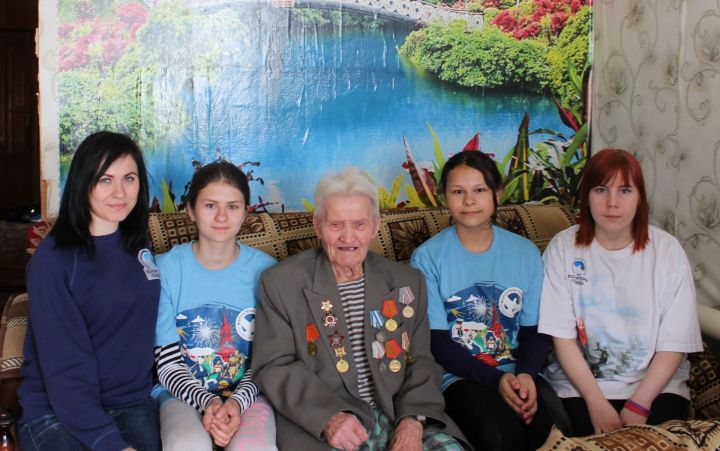 Волонтёры и работники центра "Забота" навестили ветерана войны Михайлова Николая Михайловича