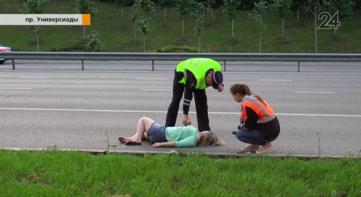 В Казани лежащая на проезжей части женщина привлекла внимание очевидцев и полиции
