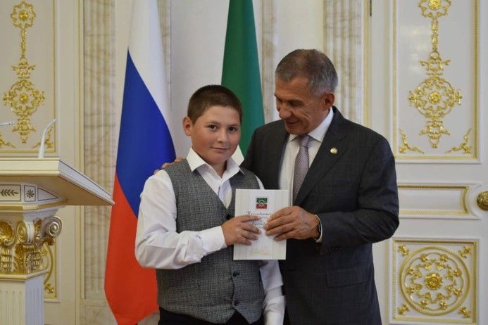 Пестречинские школьники получили дневники с автографом президента Татарстана