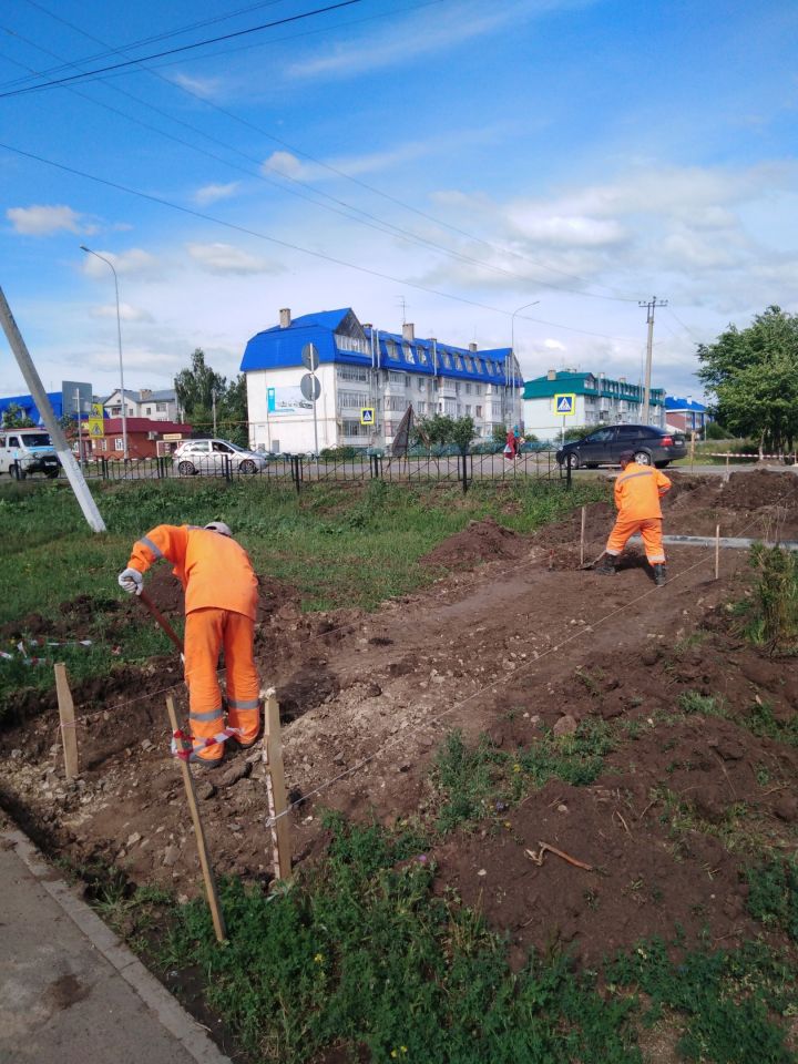 В Пестрецах ведется благоустройство перекрестка у автостанции