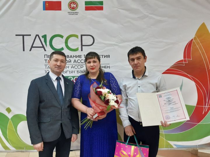 Глава района Ильхам Кашапов лично поздравил пару, которая первая в районе зарегистрировала брак в новом 2020 году