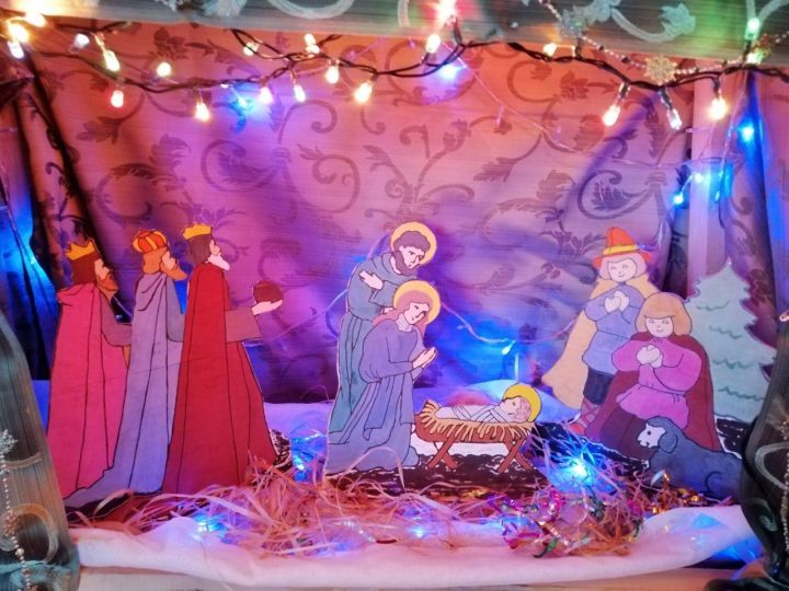 Кощаковцы готовятся к празднику: они сделали Рождественский вертеп