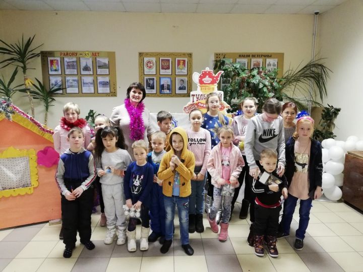 Участники встречи "Светлое Рождество", организованной в Кулаевской библиотеке получили рождественские подарочки