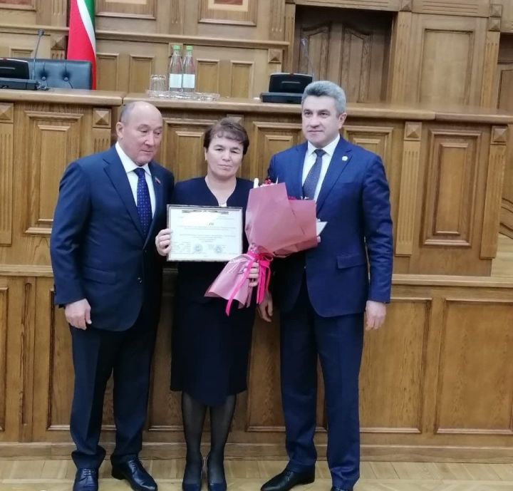 Шалинскому детскому саду и школе вручили сертификаты на полмиллиона рублей