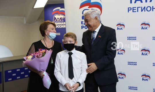 Семья Филипповых из Пестрецов получила гаджет от партии "Единая Россия"