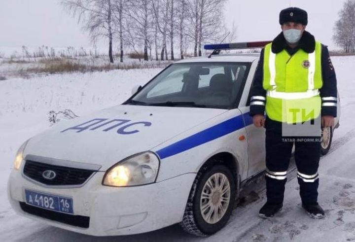 В Татарстане сотрудник ГИБДД спас замерзшую на трассе семью