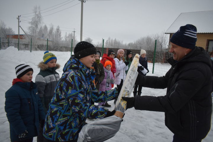 Пестречинским детям из приюта «Шатлык» подарили комплект для игры в хоккей