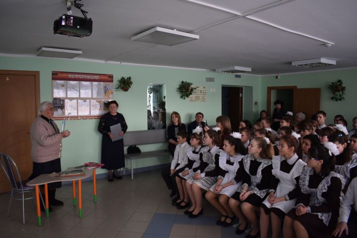Аның  тормышы шигърияткә мәхәббәт белән сугарылган