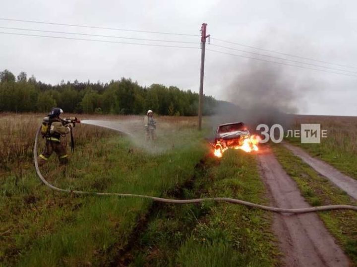 В Пестречинском районе сгорел автомобиль, а водитель сбежал