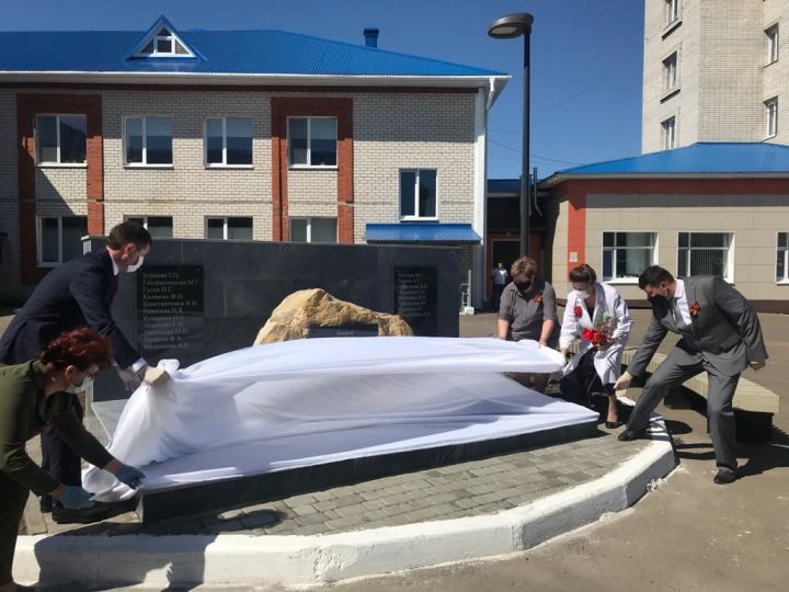 В сквере «Здоровье» возле Центральной районной больницы открыли памятник медицинским работникам