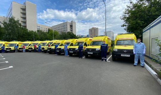 Президент РТ вручил медикам ключи от автомобилей скорой помощи