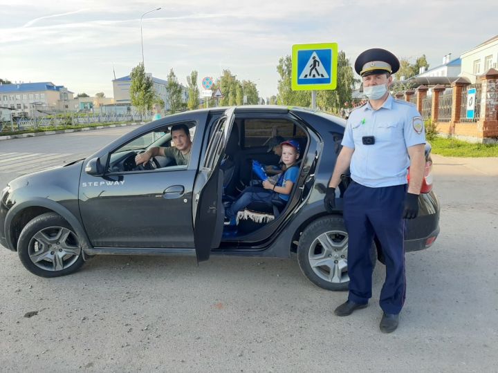 Госавтоинспекторы Пестречинского отделения ГИБДД раздают маленьким пассажирам светоотражающие элементы&nbsp;